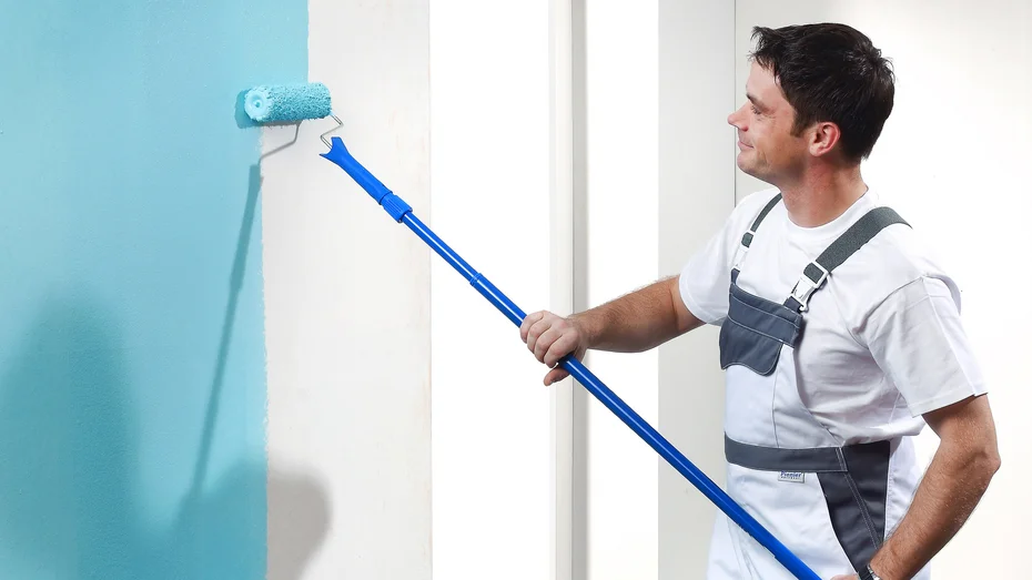 Profileistungen Farbe - Decor-Union Service 006a Maler streicht Wand mit blauer Farbe